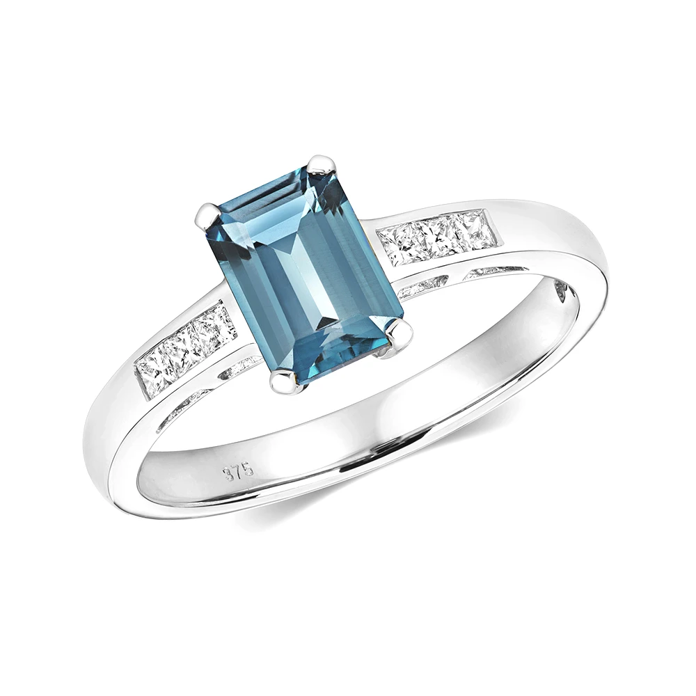 4 prong setting emerald color stone and side princess diamond ring