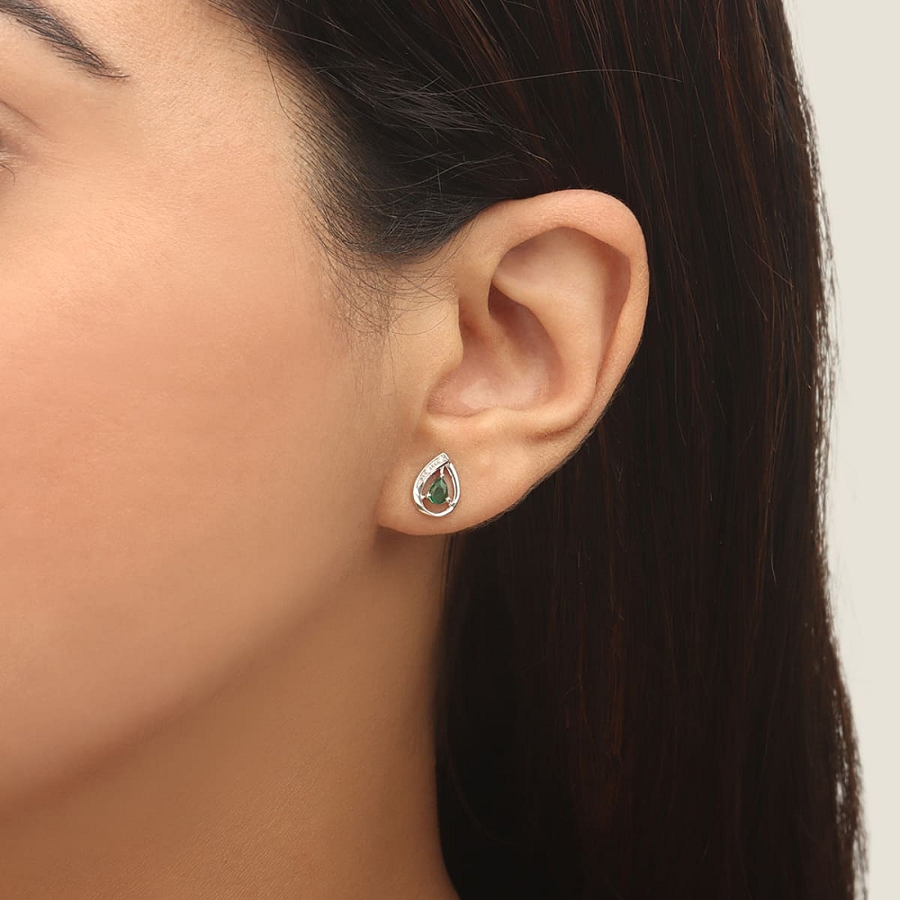 Prong Pear Dazzling stud Diamond Earrings