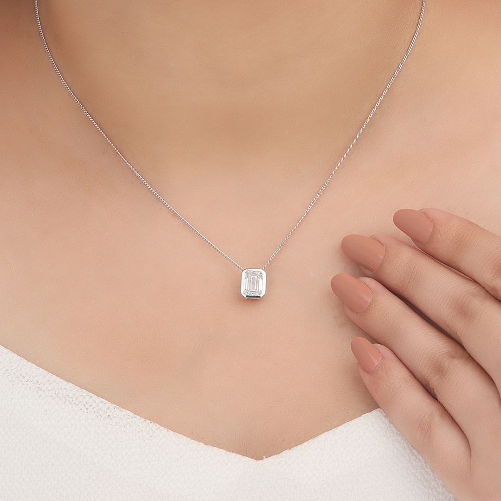 Bezel Setting Emerald Classic Pendant Necklaces