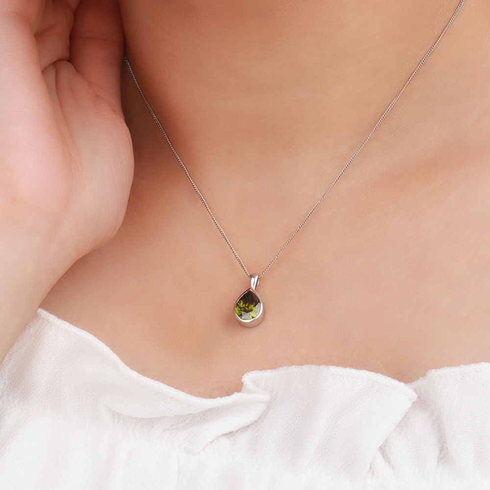 Prong Pear Classic Taerdrop Peridot Solitaire Pendant Necklace