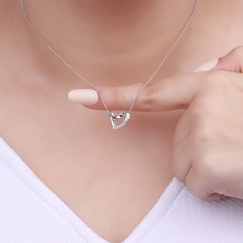 4 Prong Round Love Classic Heart Pendant Necklace