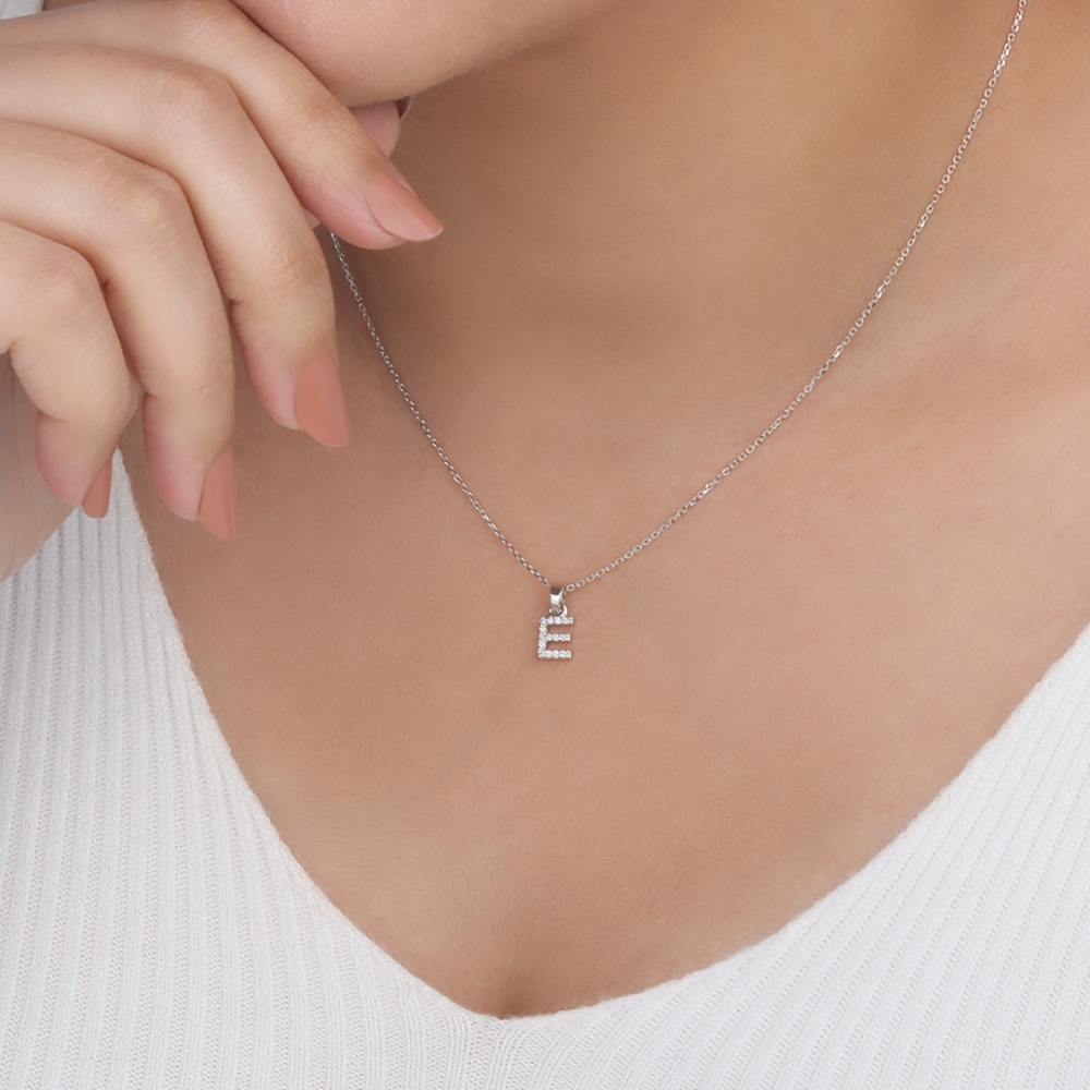 4 Prong Round Letter E Initial Pendant Necklace