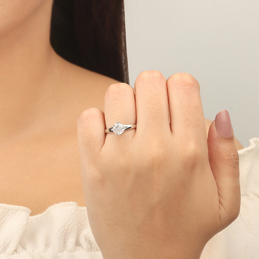 Round Split Shoulder Moissanite Engagement Rings