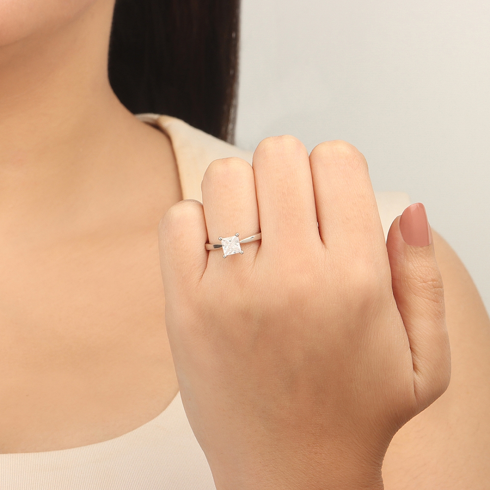 Princess Open set tapering shoulder Engagement Rings