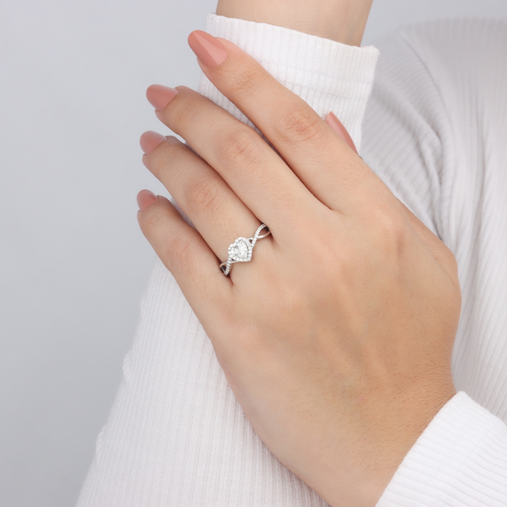 Prong Heart intervene Shoulder Halo Engagement Ring