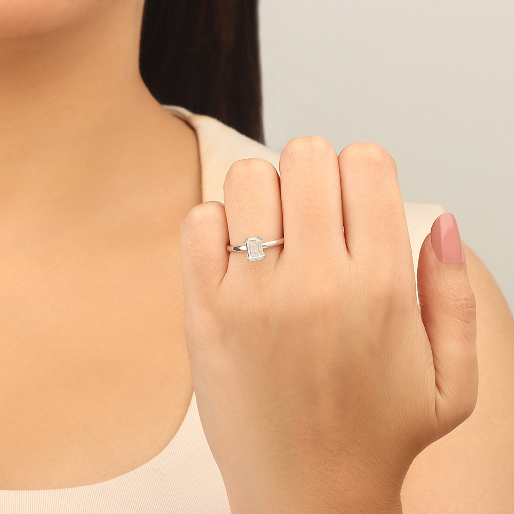 Emerald Tri claws delicate Engagement Rings