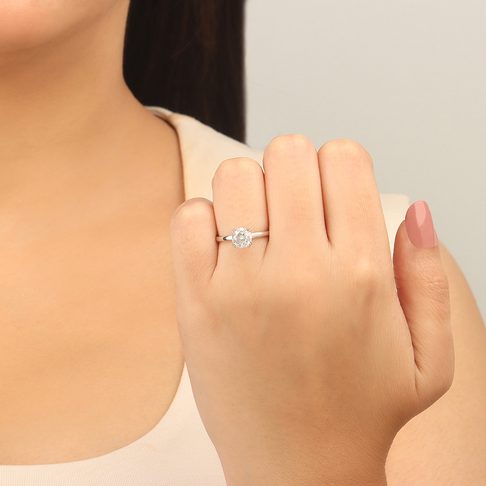 Round Tri claws delicate Engagement Rings